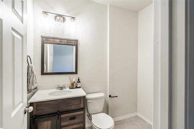 Building Photo - 547 Saturnia Dr