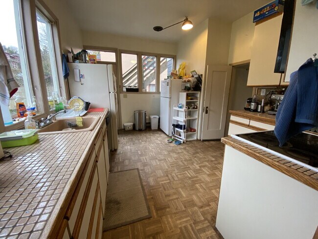 Building Photo - 825 N Garden St