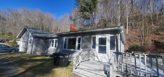 Primary Photo - Large 4 Bedroom House On Hwy 105