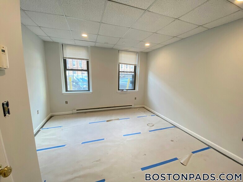 Building Photo - 77 Park Dr