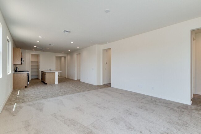 Building Photo - 5 bedroom/ 2 bath home in Casa Grande