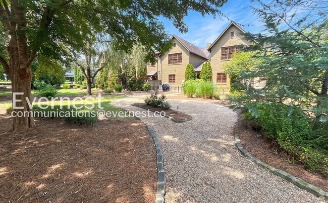 Building Photo - 2 Bed/2.5 Bath Home with Fenced Yard / Available Soon!
