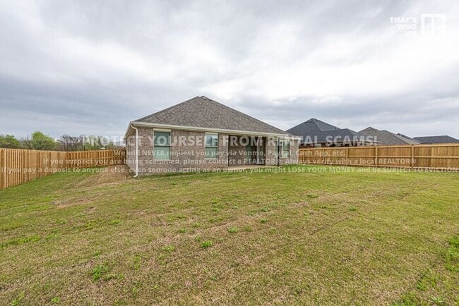 Building Photo - 205 Amber Ln