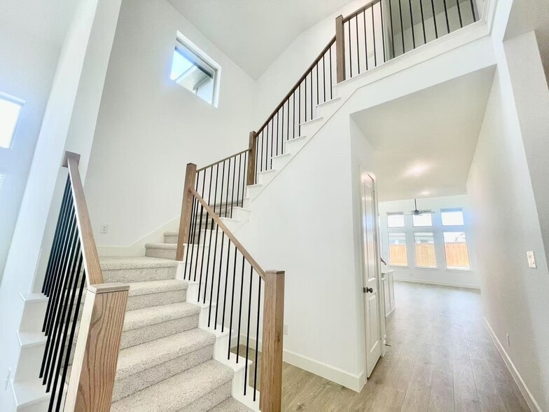Building Photo - 15603 Valerian Trl