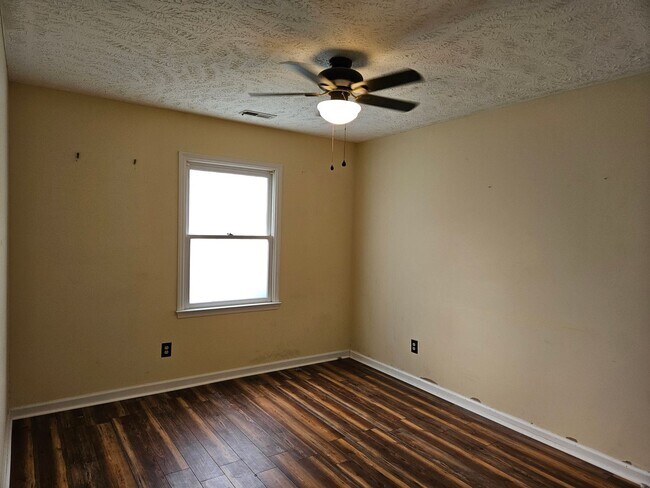 Building Photo - New on Rental Market - 3 bed, 2 bath, full...