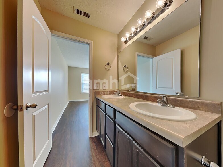 Building Photo - 4052 Presidio Cir