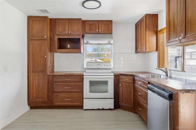 Building Photo - 13 Strack Rd