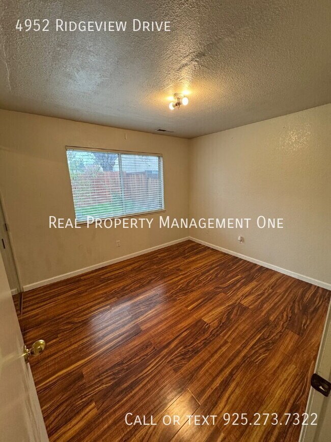 Building Photo - 4952 Ridgeview Dr