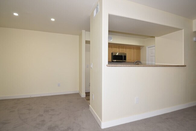 Building Photo - Charming 2nd Floor Unit In Gated Community!