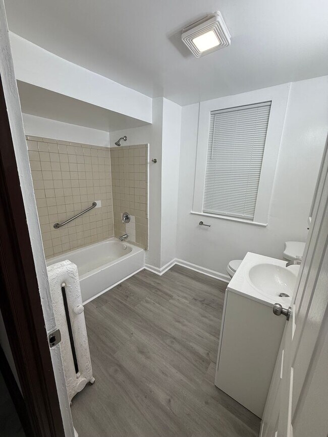 Building Photo - 203 Hollywood Ave