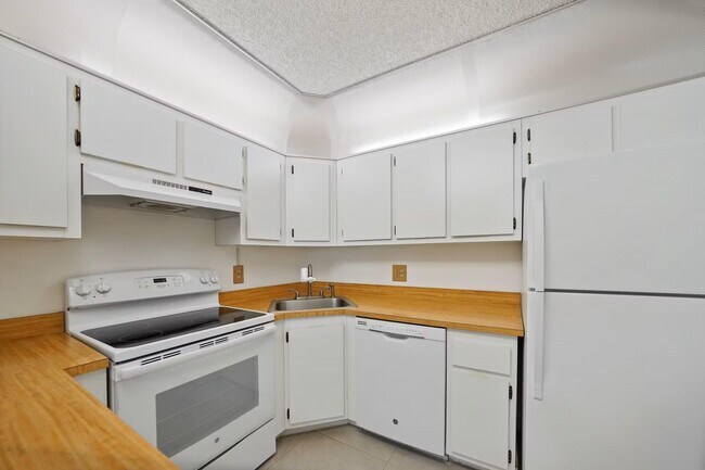 Building Photo - 802 Sky Pine Way