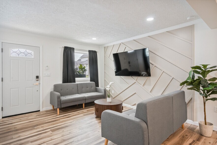 Studio #3 Cosmopolitan - 1222 E Vaile Ave