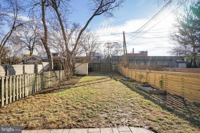 Building Photo - 313 E Mason Ave