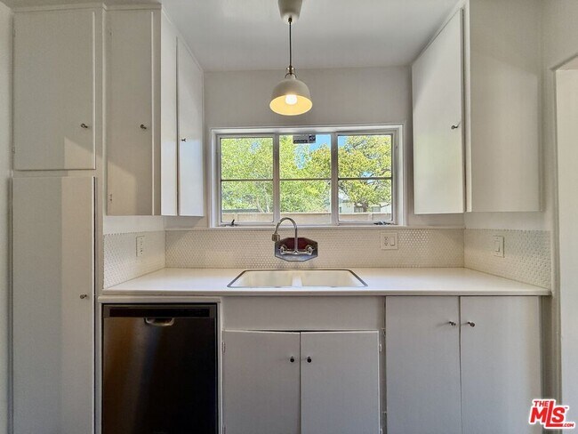 Building Photo - 5530 Village Green