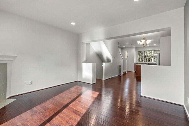 Building Photo - Spaciously Modern Tri Level Townhome for Rent in North Everett