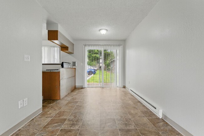 Building Photo - Comfort & Convenience in the Heart of Lents!