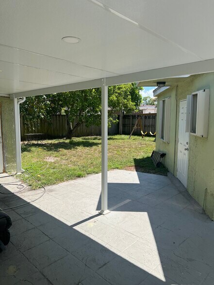 Building Photo - 1400 N 70th Way