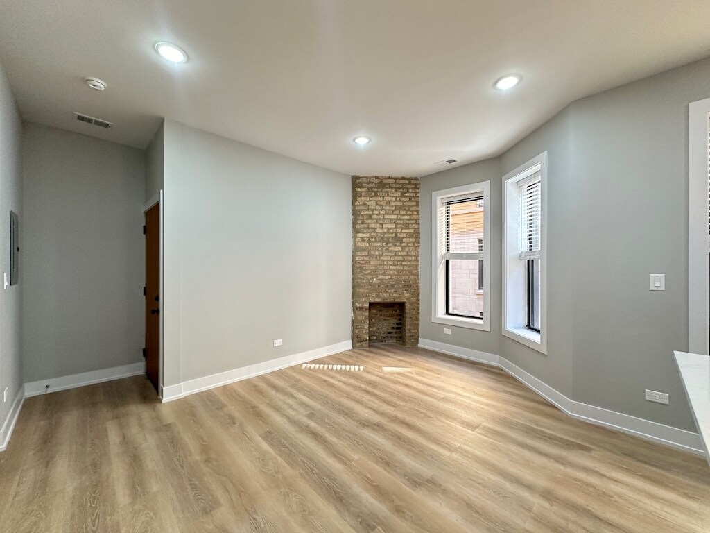 Building Photo - 419 W Belden Ave