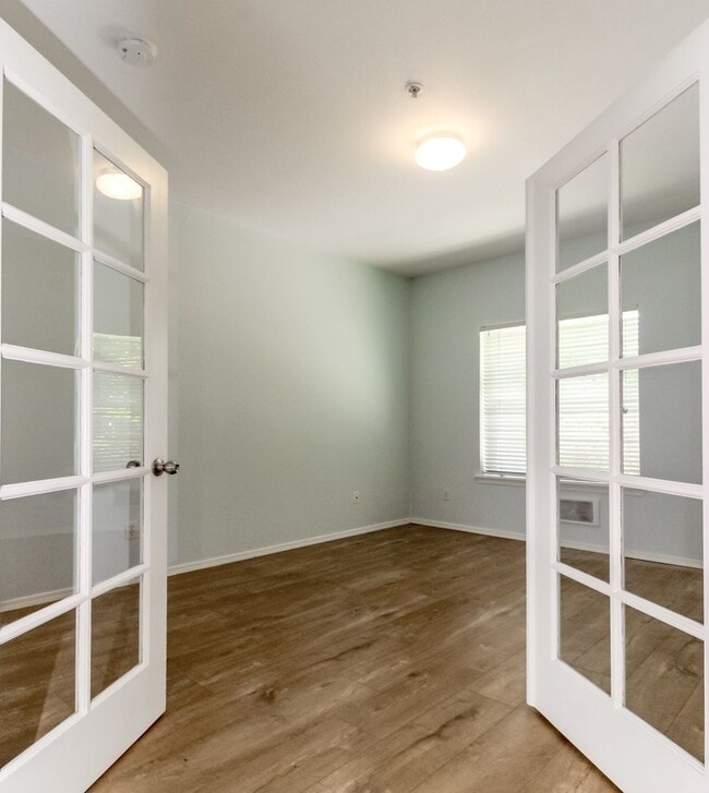 Building Photo - Low maintenance condo living in DuPont