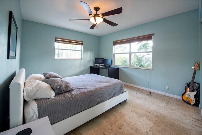 Building Photo - 530 NE 15th Ct