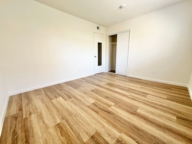 Building Photo - Beautiful First floor 3 bedroom Rose Park ...