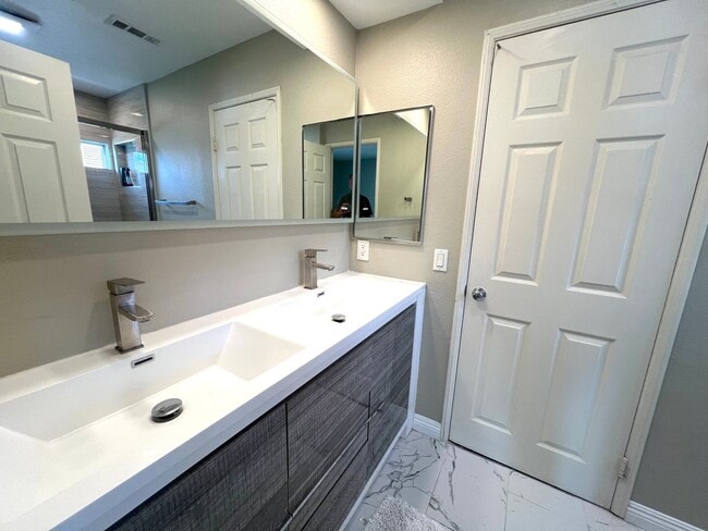 Building Photo - Large 4 bedroom home now available in Walnut