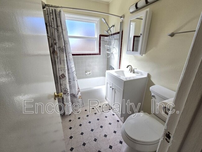 Building Photo - 588 1/2 McIntosh St