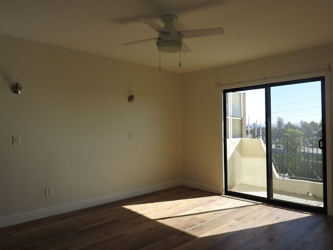 Building Photo - Lovely 2 bed 2bath with Stunning Views