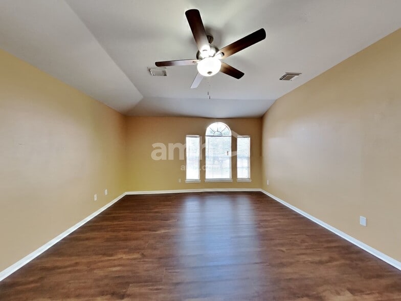 Building Photo - 4942 Pinder Ln