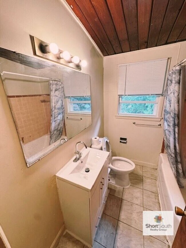 Building Photo - NE Side 2 bed 1 bath Townhouse