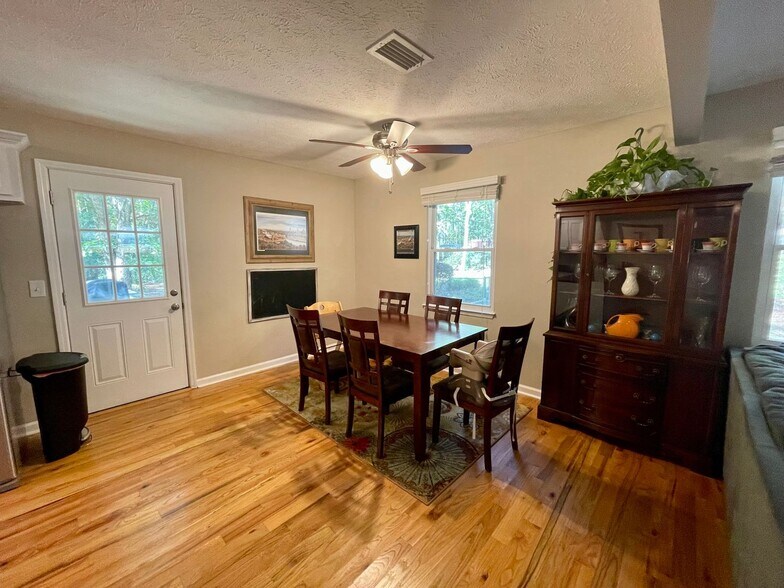 Building Photo - Super cute One Level Home in Auburn