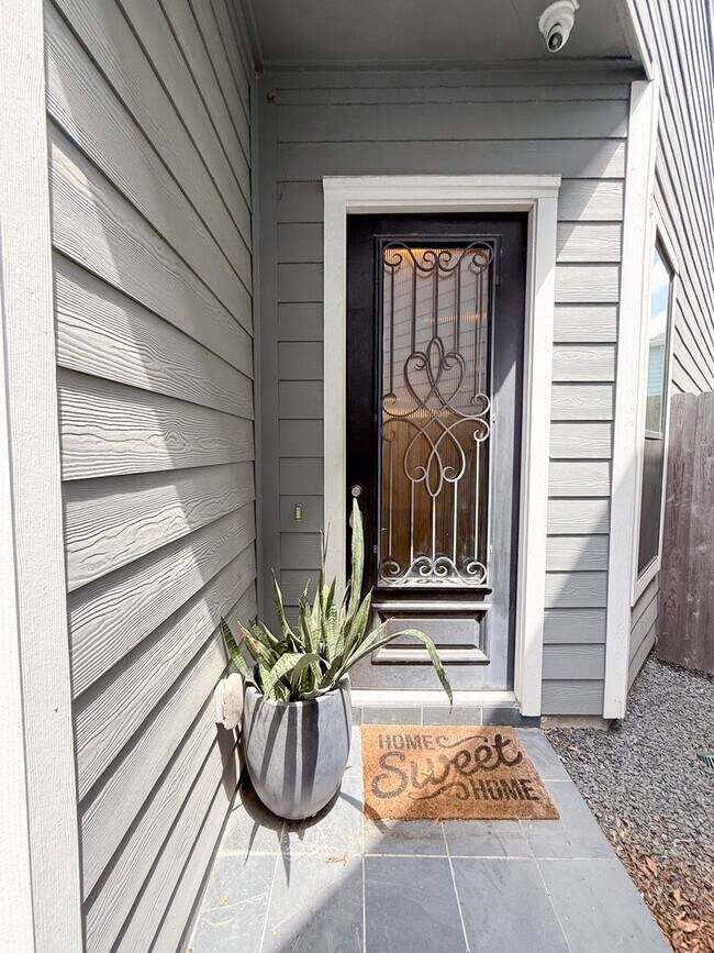 Building Photo - Come view this home located in the heart o...