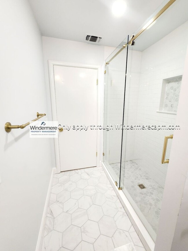 Building Photo - Fully Renovated Home in Arden Park! Availa...