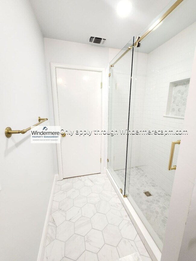 Building Photo - Fully Renovated Home in Arden Park! Available Now!!!