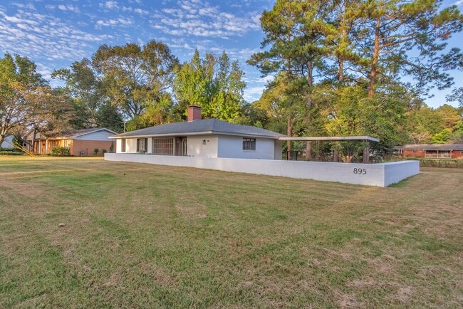 Building Photo - 895 Greg Dr
