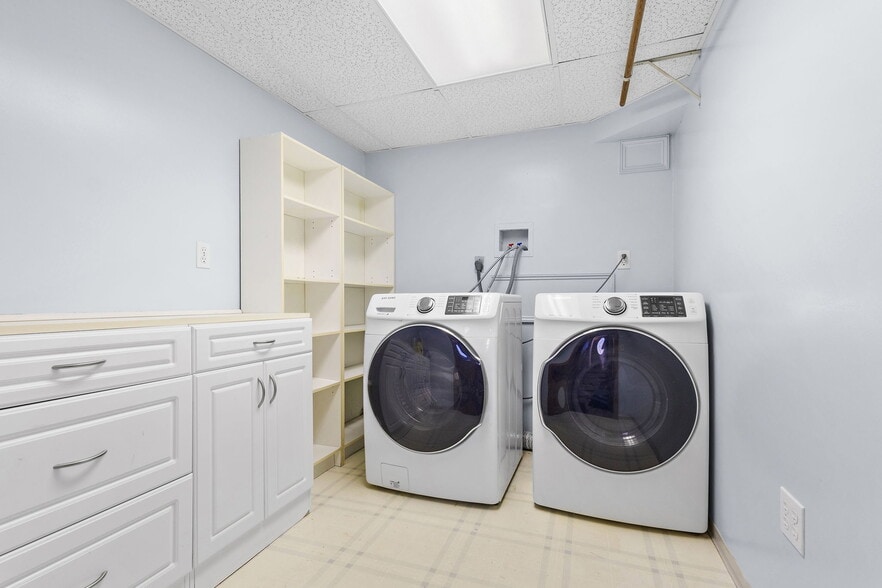 Building Photo - 77 Colonial Rd