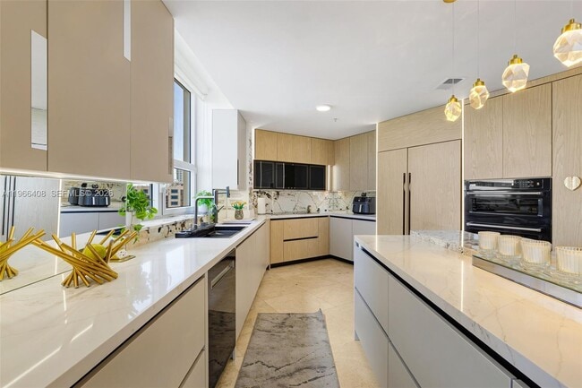 Building Photo - 848 Brickell Key Dr