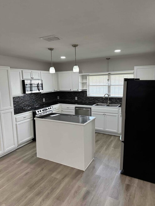 Building Photo - 963 Shephard Dr