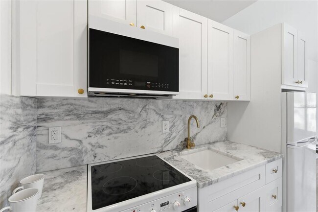 Building Photo - 326 6th Ave N