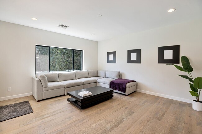 Building Photo - Beautifully furnished Arcadia Lite Rental Home!