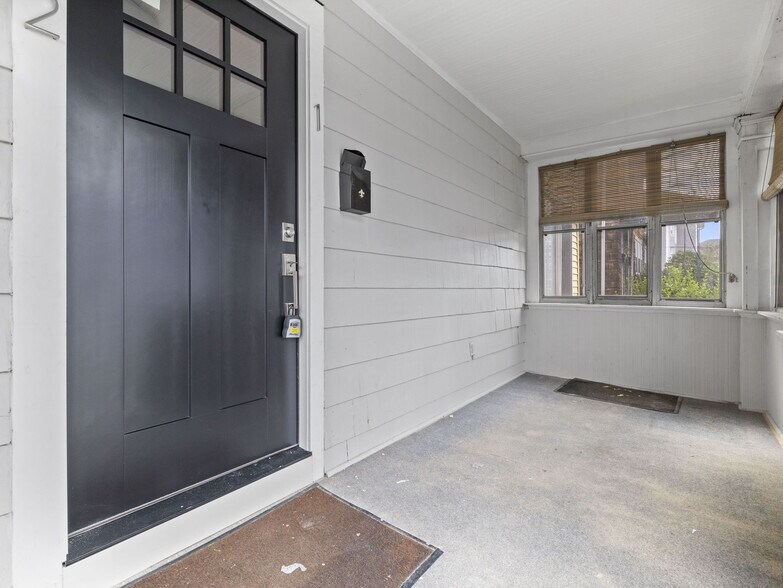 Building Photo - 17 Tesla Ave