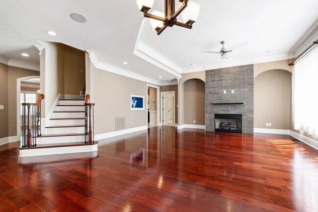 Building Photo - Elegant 5-Bedroom Residence with Luxurious...