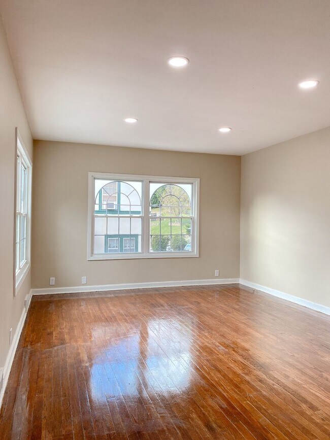 Building Photo - Beautifully updated 5 bed 2 bath house $2200