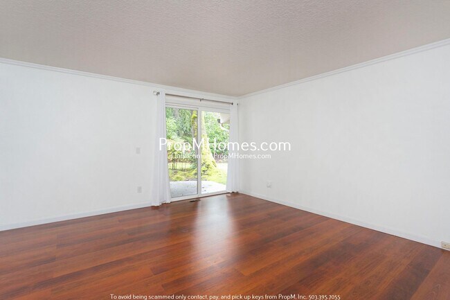 Building Photo - Updated Three Bedroom Gem in Lake Oswego!