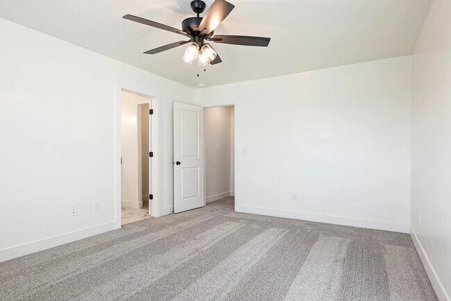 Building Photo - Charming Cedar City 3 Bedroom Townhome!