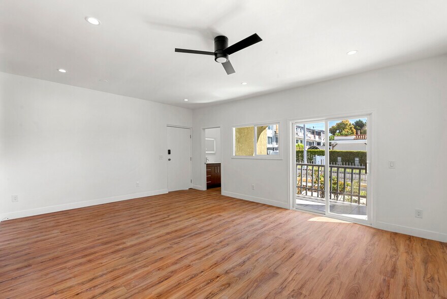 Building Photo - 1301 N Poinsettia Pl