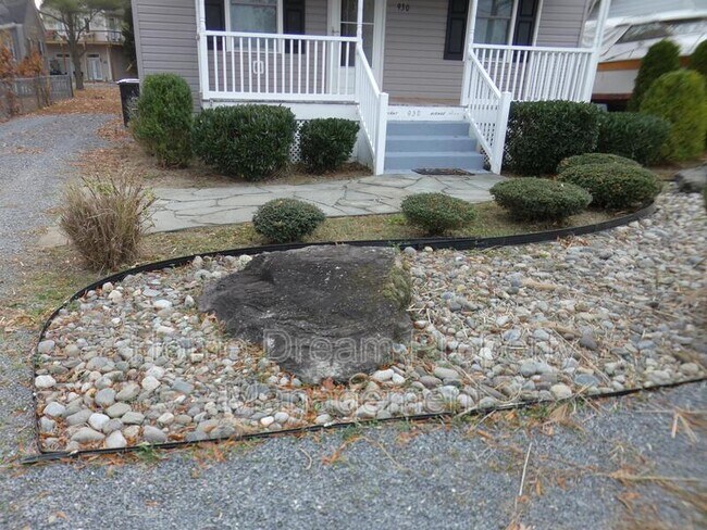 Building Photo - 930 Bryant Ave