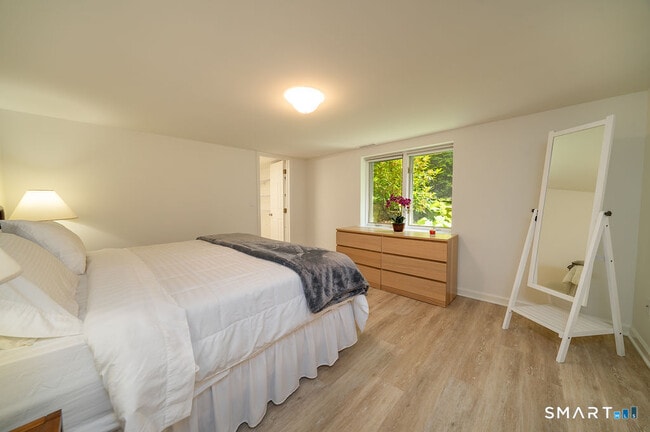 Building Photo - 133 Linden Ave