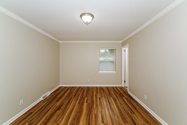 Building Photo - 1831 Mara Dr NE