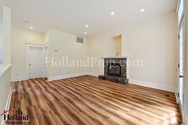 Building Photo - Great, Spacious & Inviting Home in the Heart of Milwaukie! Move-in Special DISCOUNT of $200!!!